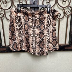 Boutique belted snake print back zipper closure mini skirt